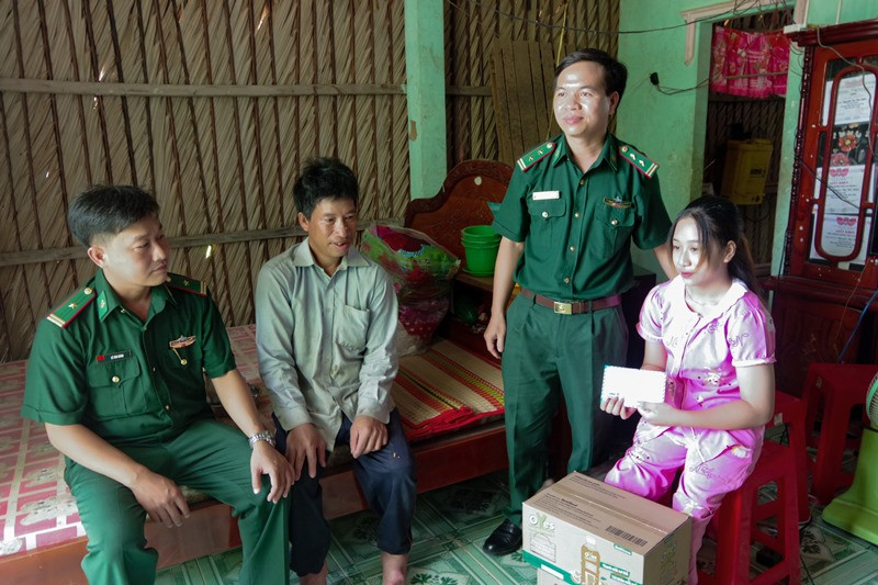 Trung tá Hà Huy Trường, Chủ nhiệm Chính trị, BĐBP Sóc Trăng trao tặng nước uống dinh dưỡng cho người bị ảnh hưởng chất độc da cam/dioxin do Công ty Nutifood hỗ trợ. Tặng 1.500 thùng nước dinh dưỡng cho bộ đội và người dân biên giới biển -0