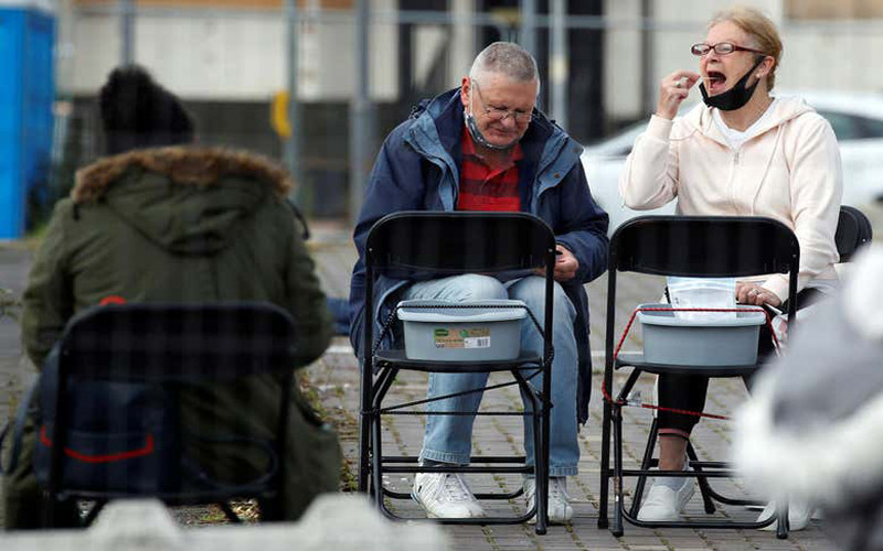 Người dân làm xét nghiệm Covid-19 tại Bolton, Anh, ngày 7-9. (Ảnh: Reuters) Một số nước châu Âu quan ngại về đà tăng số ca mắc mới -0