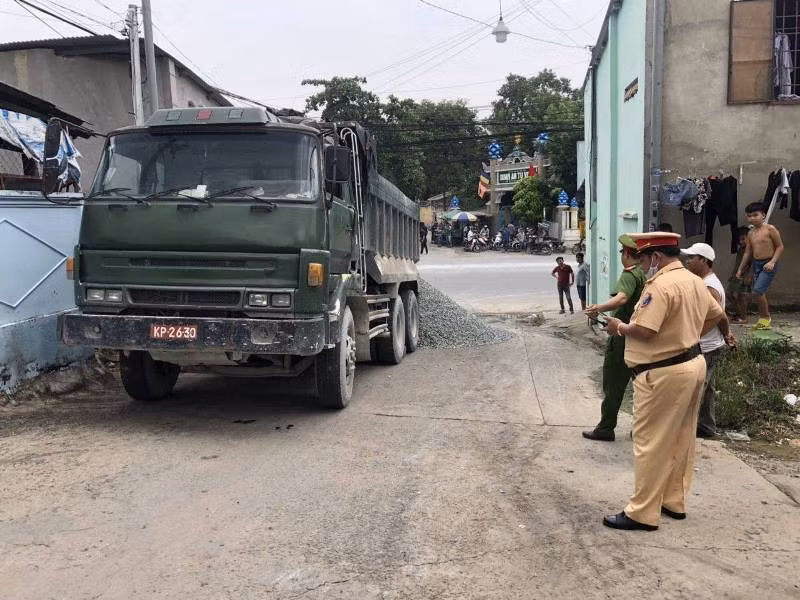 Truy đuổi xe ben chở đá giả biển số quân đội -0