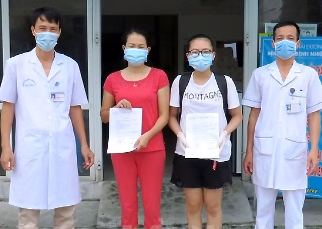 Bệnh viện Bệnh Nhiệt đới Hải Dương trao quyết định xuất viện cho những người khỏi bệnh.