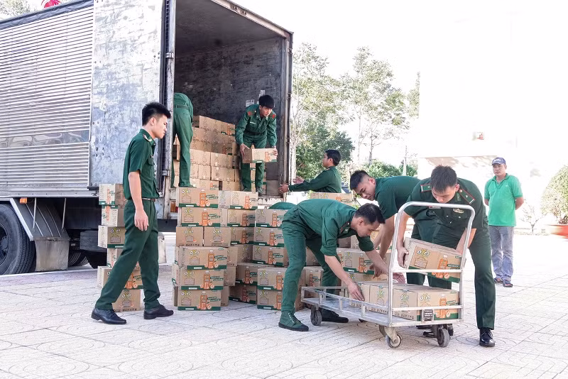 BĐBP tỉnh Sóc Trăng tổ chức tiếp nhận 1.500 thùng nước uống dinh dưỡng.
