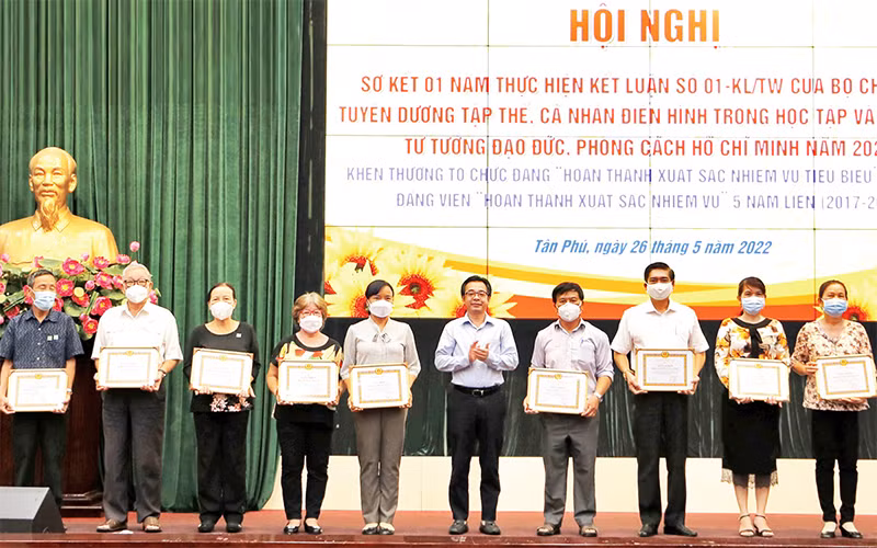 Tuyên dương tập thể, cá nhân điển hình học tập và làm theo Bác Hồ năm 2021 tại quận Tân Phú. 