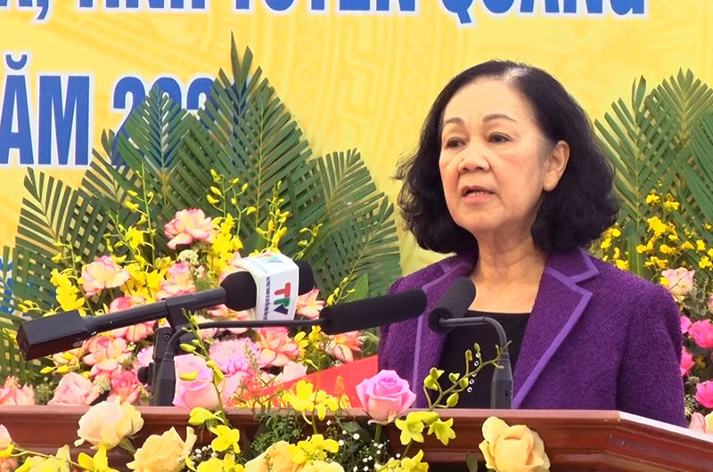 Đồng chí Trương Thị Mai, Ủy viên Bộ Chính trị, Bí thư Trung ương Đảng, Trưởng Ban Tổ chức Trung ương phát biểu tại buổi lễ.