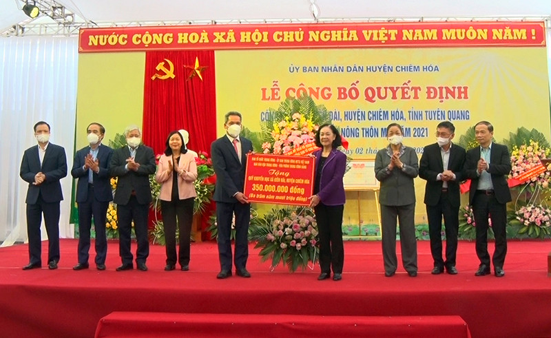 Đồng chí Trương Thị Mai, Ủy viên Bộ Chính trị, Bí thư Trung ương Đảng, Trưởng Ban Tổ chức Trung ương trao tặng 350 triệu đồng cho Quỹ Khuyến học xã Kiên Đài. Đồng chí Trương Thị Mai dự Lễ công bố xã Kiên Đài đạt chuẩn nông thôn mới -0