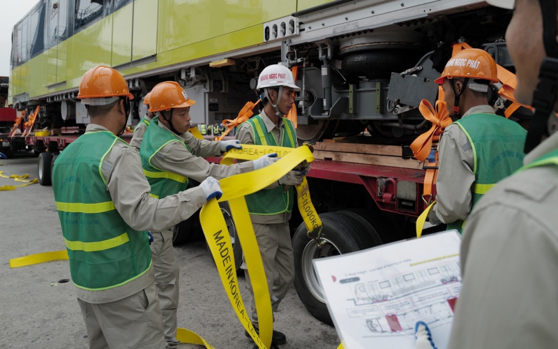Công tác bảo đảm an toàn, đúng yêu cầu kỹ thuật trong khi vận chuyển các toa tàu luôn được chú trọng. 8_9055-1603006302215.jpg
