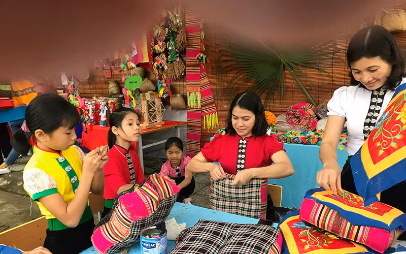 Truyền nghề thêu thổ cẩm nhằm phát triển du lịch tại thị xã Nghĩa Lộ, Yên Bái. (Ảnh: Thanh Sơn)