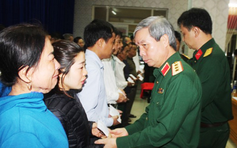Thượng tướng Đỗ Căn trao tiền hỗ trợ 22 gia đình cán bộ, chiến sĩ Đoàn Kinh tế Quốc phòng 337 hy sinh. Bộ Quốc phòng và lãnh đạo tỉnh Quảng Trị thăm, tặng quà người dân bị ngập lụt nặng -0