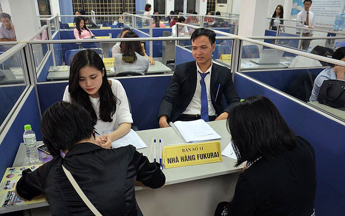 Trao đổi với nhà tuyển dụng tại Phiên giao dịch việc làm của Trung tâm Dịch vụ việc làm Hà Nội (Ảnh: HCES). Tình trạng thất nghiệp diễn biến khó lường -0