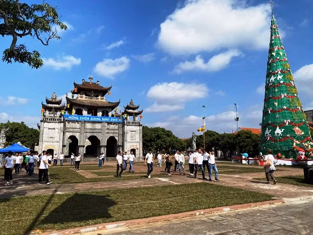 Nhà thờ đá Phát Diệm, thuộc huyện Kim Sơn (Ninh Bình).