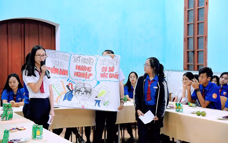 Buổi đối thoại vì một môi trường học đường hạnh phúc tại Trường THPT Hai Bà Trưng (TP Huế), nơi học sinh có thể nêu quan điểm của mình. 
