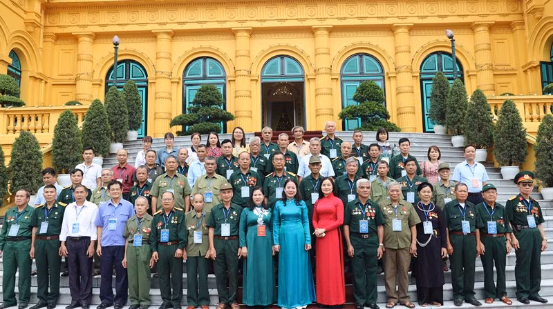 Phó Chủ tịch nước Võ Thị Ánh Xuân cùng Đoàn đại biểu người có công tiêu biểu tỉnh Bắc Kạn.