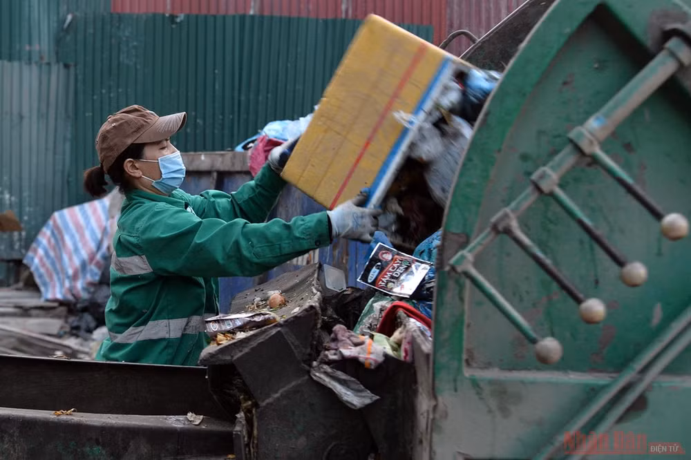 Ùn ứ rác thải tại nhiều khu vực nội thành Hà Nội -7