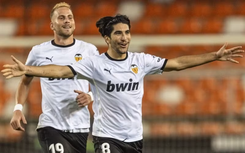 Carlos Soler trở thành người hùng của Valencia với cú “hat-trick” penalty vào lưới Real. (Ảnh: Valencia CF)