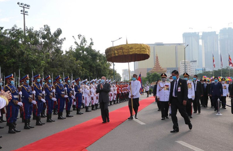 Quốc vương Norodom Sihamoni duyệt đội danh dự. a1.jpg -0