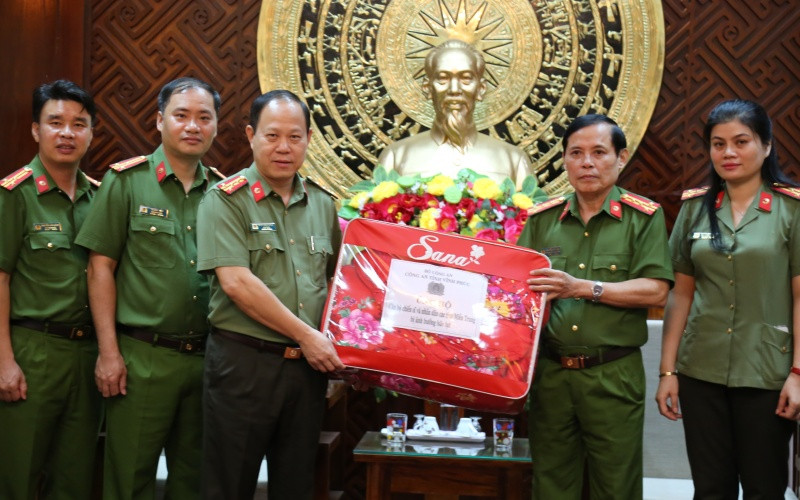 Đại tá Đinh Ngọc Khoa, Giám đốc Công an tỉnh Vĩnh Phúc trao tặng quà cho Công an các tỉnh miền trung. a1.jpg -0