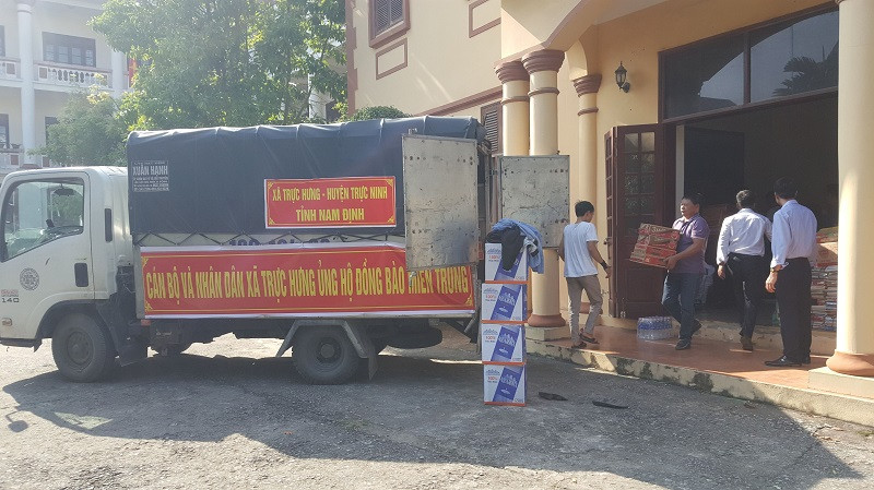 Nhân dân xã Trực Hưng (huyện Trực Ninh) gửi hàng hóa ủng hộ đồng bào miền trung. Nam Định tiếp nhận bảy tỷ đồng ủng hộ đồng bào miền trung -0