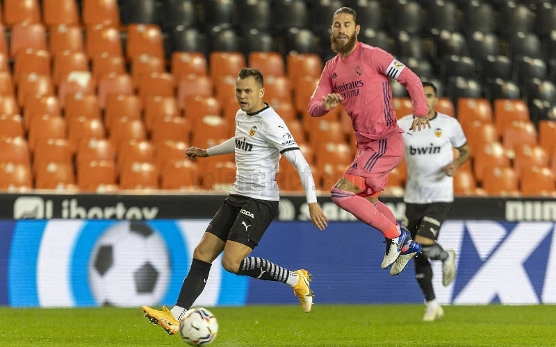 Real đặc biệt là hàng thủ đã có một ngày thi đấu thảm họa. (Ảnh: Valencia CF) Real thua ngược khó tin bởi “hat-trick” penalty -0