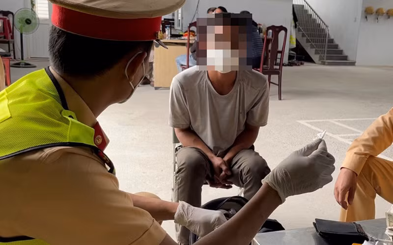 Cảnh sát giao thông phát hiện tài xế dương tính chất ma túy khi đang điều khiển ô-tô đi trên cao tốc. 