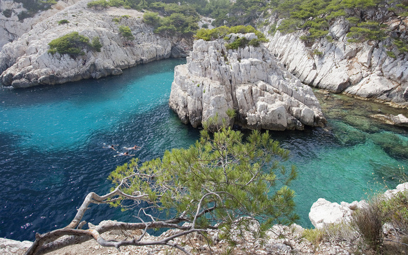 Vườn quốc gia sở hữu vũng đá Sugiton đang áp dụng hệ thống giấy phép vào tham quan. (Ảnh: marseilletourisme) Muôn kiểu đối phó với du lịch quá tải tại châu Âu -0