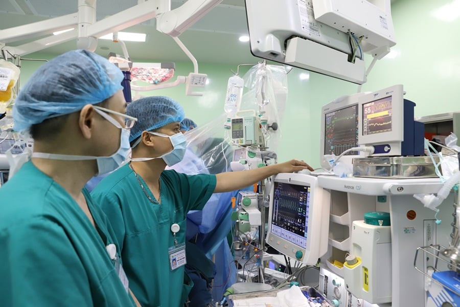 Ca ghép gan được theo dõi sát sao bởi bác sĩ của hai bệnh viện. (Ảnh: BVCC) Lần đầu tiên ghép gan thành công cho bé 18 tháng tuổi -0