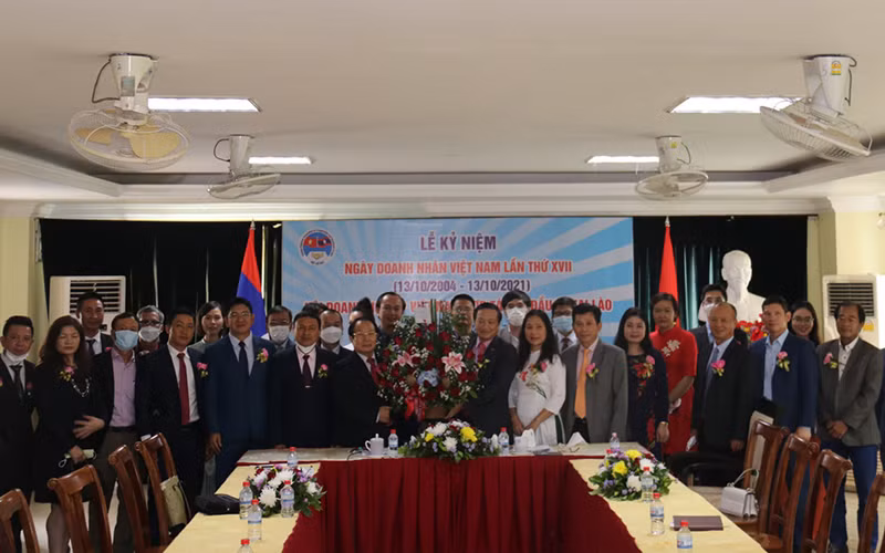 Đại sứ Việt Nam Nguyễn Bá Hùng và doanh nghiệp Việt Nam tại buổi lễ ngày 13/10. Ảnh: XUÂN SƠN.