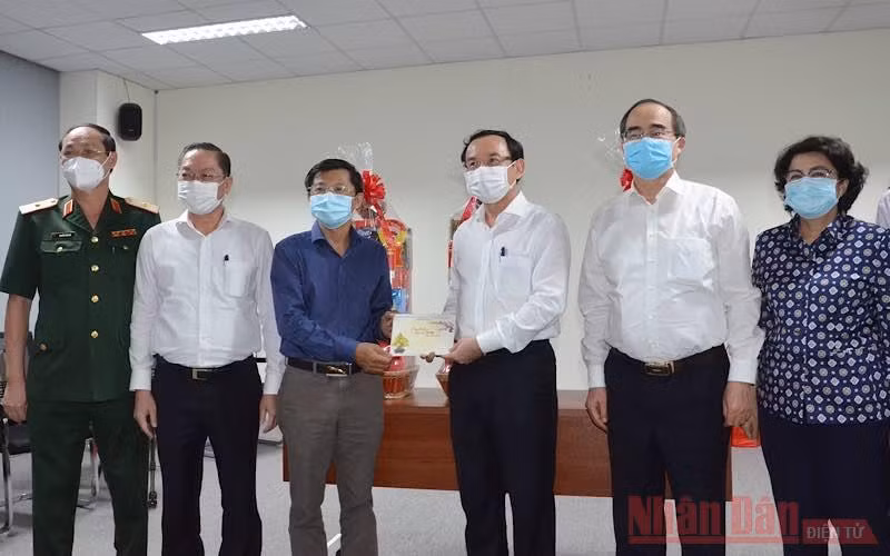 Bí thư Thành ủy TP Hồ Chí Minh Nguyễn Văn Nên tặng quà cho HCDC. (Ảnh: Nguyễn Nam)