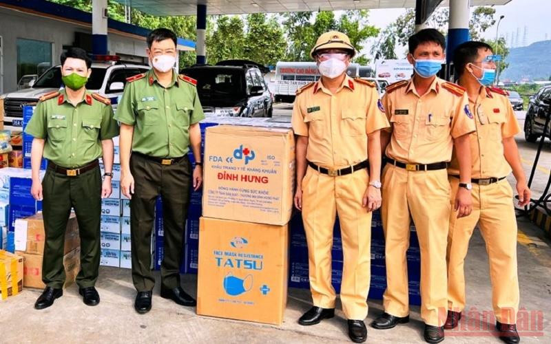 Lãnh đạo Công an tỉnh Thanh Hóa trao tặng vật tư y tế cho lực lượng công tác tại chốt kiểm dịch. (Ảnh: MAI LUẬN) Thanh Hóa đón, dẫn hơn 4.800 công dân từ các tỉnh phía nam về quê -0