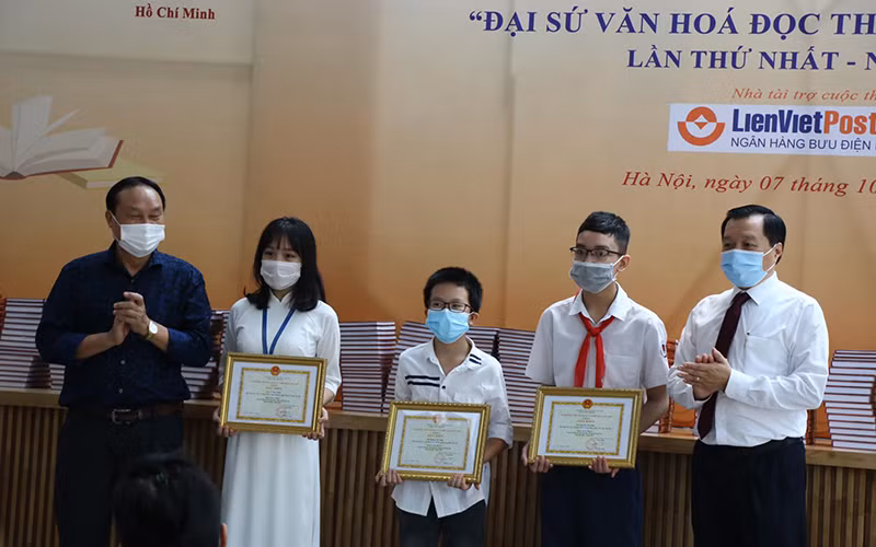 Trao giải cho các em đạt giải cao trong cuộc thi.