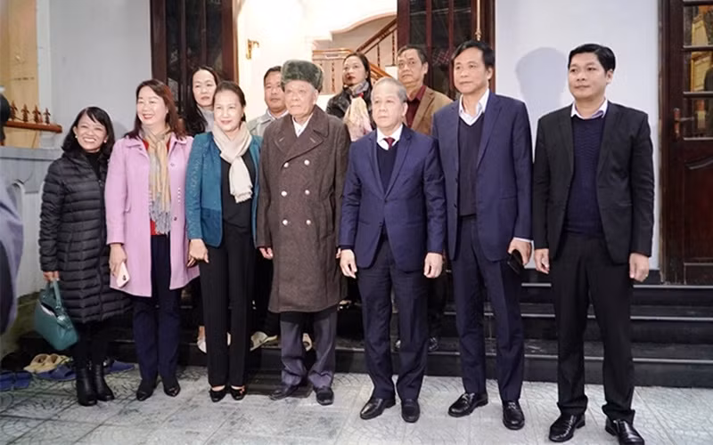 Chủ tịch Quốc hội Nguyễn Thị Kim Ngân chụp ảnh lưu niệm với gia đình Thiếu tá Phạm Văn Ngữ.