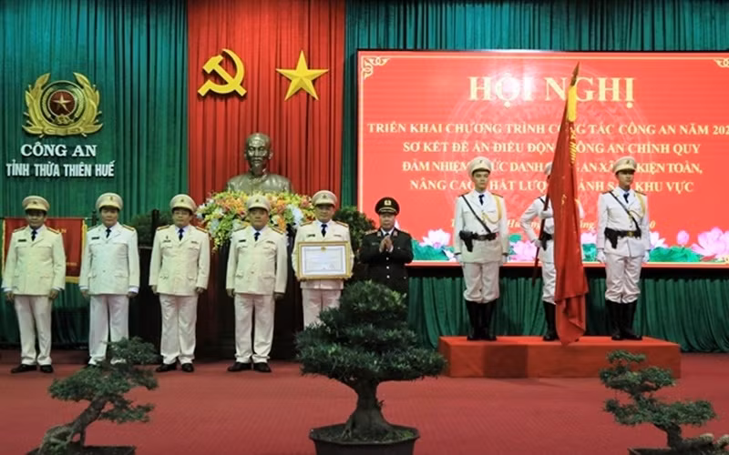 Thứ trưởng Bùi Văn Nam trao Huân chương Bảo vệ Tổ quốc hạng Ba cho Công an tỉnh Thừa Thiên Huế.