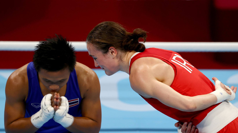 Kellie Harrington của Ireland và Sudaporn Seesondee của Thái Lan thể hiện sự tôn trọng sau trận đấu của họ. (Ảnh: Reuters) Boxing Thái Lan và Philippines có thêm huy chương Olympic -0