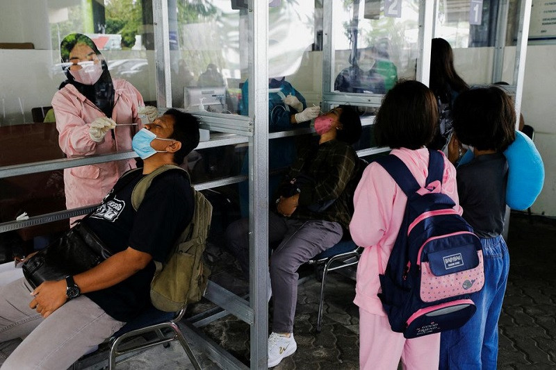 Lấy mẫu xét nghiệm Covid-19 cho hành khách đi tàu tại 1 nhà ga ở Jakarta, Indonesia, ngày 13/1/2022. (Ảnh: REUTERS) Chương trình COVAX đạt mốc phân phối 1 tỷ liều vaccine ngừa Covid-19 -0