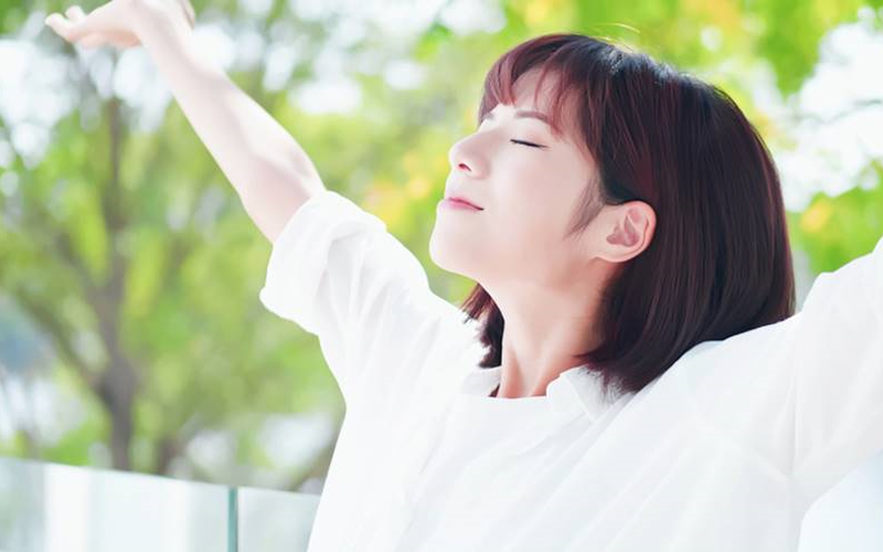 Nên tranh thủ không khí trong lành buổi sáng, khi tập thể dục thì thực hiện động tác "thở mạnh hít sâu". “Bí kíp” 5T+ tăng cường sức khỏe phòng chống dịch bệnh -0