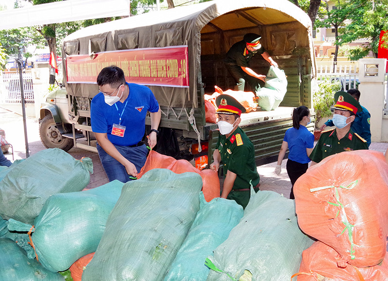Các lực lượng vận chuyển hàng hỗ trợ. Trao tặng thực phẩm ủng hộ nhân dân TP Vinh bị ảnh hưởng bởi dịch Covid-19 -0