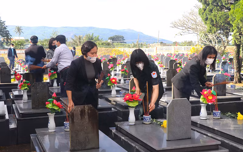 Thắp hương viếng mộ các liệt sĩ đang an nghỉ tại Nghĩa trang Liệt sĩ thị xã An Khê.