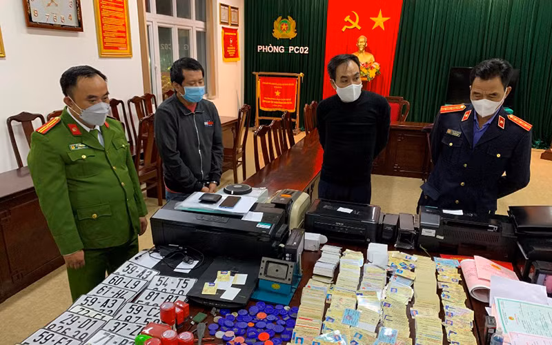  Khen thưởng các lực lượng phá thành công đường dây làm giấy tờ giả quy mô lớn -1