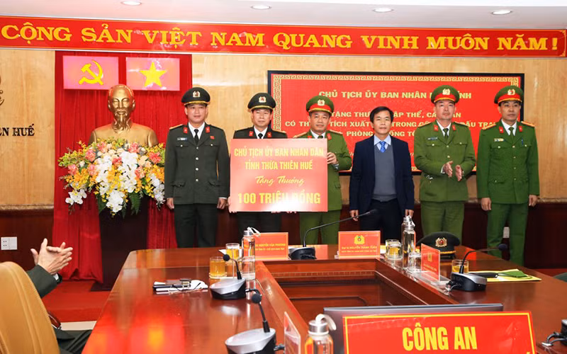 Tặng Bằng khen cho 4 tập thể và 5 cá nhân đạt thành tích xuất sắc và thưởng 100 triệu đồng cho Ban chuyên án.