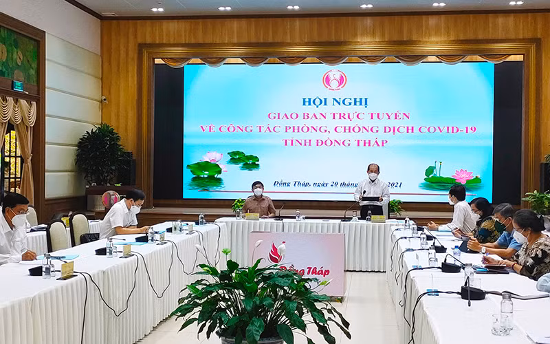 Phó Chủ tịch UBND tỉnh Đồng Tháp Đoàn Tấn Bửu phát biểu tại Hội nghị giao ban phòng, chống dịch Covid-19 tỉnh.