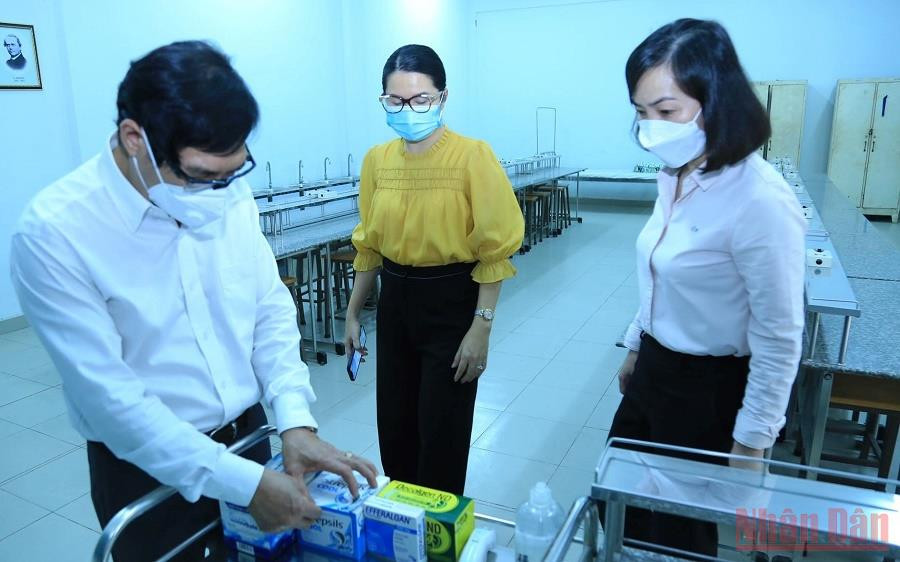 Lãnh đạo tỉnh Đồng Nai kiểm tra công tác chuẩn bị cho học sinh đi học trở lại. (Ảnh: THIÊN VƯƠNG) Học sinh 10 trường ở Đồng Nai bắt đầu đi học trở lại -0