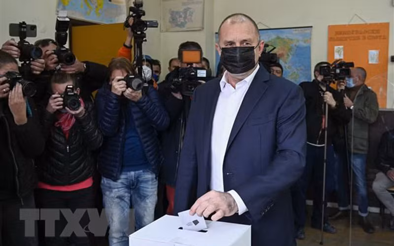 Tổng thống Bulgaria Rumen Radev bỏ phiếu vòng hai cuộc bầu cử Tổng thống tại điểm bầu cử ở Sofia. (Ảnh: TTXVN)