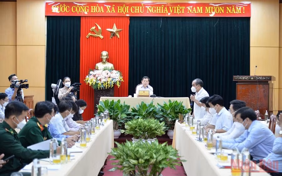 Quảng Ngãi họp bàn giải pháp phòng, chống dịch Covid-19 trong điều kiện bình thường mới. (Ảnh: HIỂN CỪ)