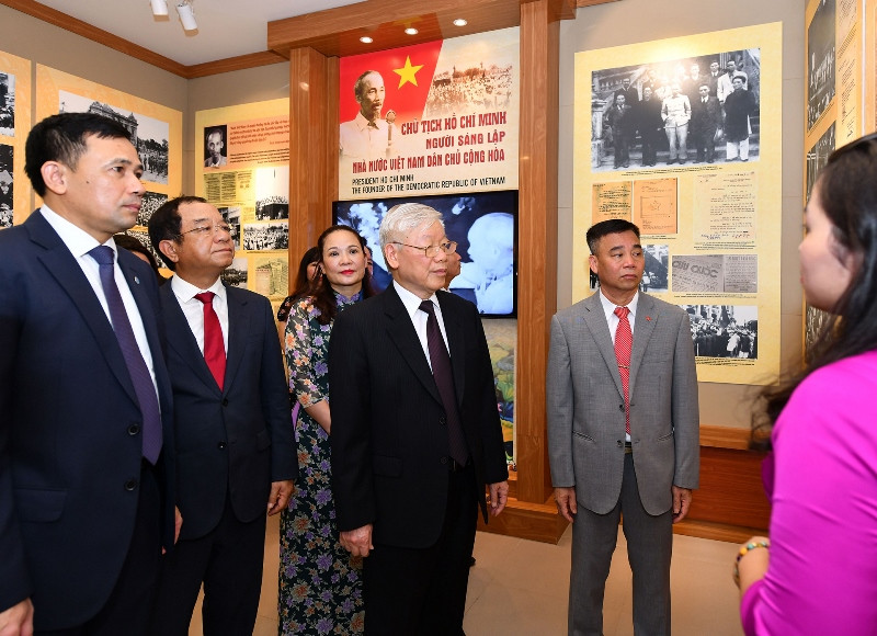 Tổng Bí thư, Chủ tịch nước Nguyễn Phú Trọng thăm triển lãm Chủ tịch Hồ Chí Minh – Người sáng lập Nhà nước Việt Nam Dân chủ Cộng hòa”. Tổng Bí thư, Chủ tịch nước Nguyễn Phú Trọng dâng hương, tưởng niệm Chủ tịch Hồ Chí Minh tại Nhà 67 -0
