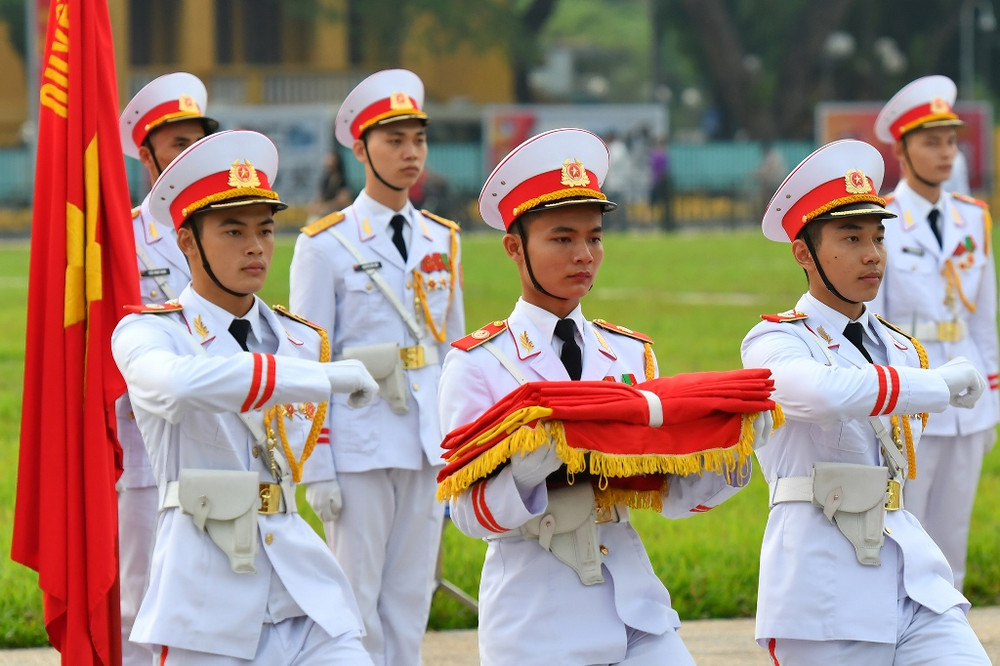 Ba chiến sĩ hồng kỳ nghiêm trang bước lên bục chuẩn bị thực hiện các nghi thức chính. Thiêng liêng nghi lễ thượng cờ tại Quảng trường Ba Đình -0