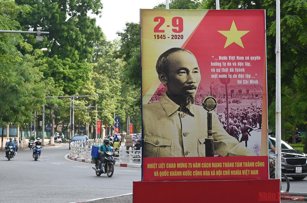 Tấm pano khổ lớn với hình ảnh Chủ tịch Hồ Chí Minh đọc Tuyên ngôn Độc lập trên tuyến đường Thanh Niên. Đường phố Hà Nội rực rỡ màu cờ Tổ quốc chào mừng 75 năm Quốc khánh -3