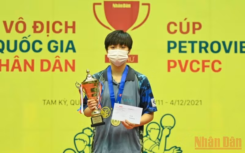 Đương kim vô địch đơn nữ Giải bóng bàn quốc gia Báo Nhân Dân lần thứ 39 Trần Mai Ngọc nâng cao cúp vô địch.