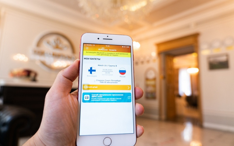 Trước các trận đấu tại thành phố Saint Petersburg (Nga), khán giả chỉ được vào sân bằng Fan ID và vé xem bóng đá. Sau khi mua vé, người hâm mộ có thể kiểm tra vé điện tử bằng phần mềm Euro 2020 Tickets trên điện thoại. Với phần mềm này, khán giả cũng có thể quản lý vé đã mua, chuyển vé cho người khác qua e-mail hoặc yêu cầu hỗ trợ từ tổng đài. 3-1623919343848.jpg