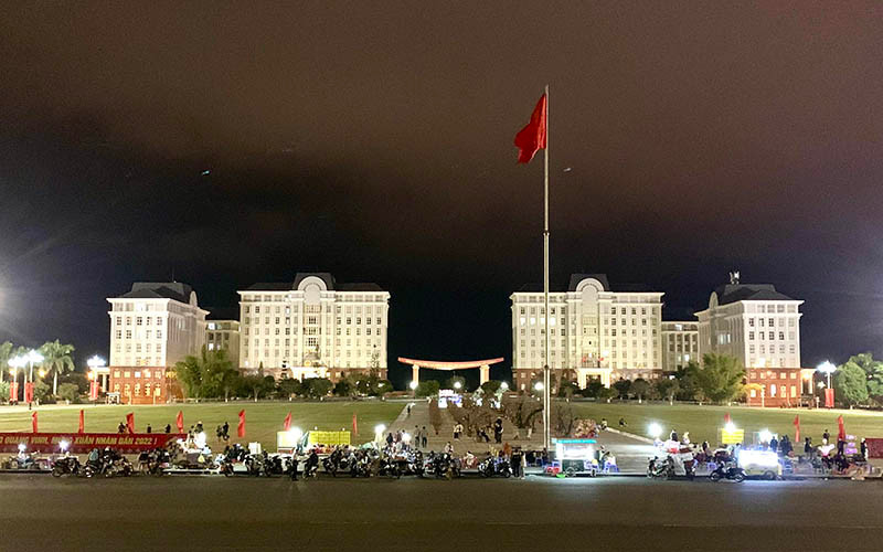 Quảng trường nhân dân tỉnh Lai Châu đếm giao thừa vắng vẻ so với mọi năm. Giao thừa ở Lai Châu -0