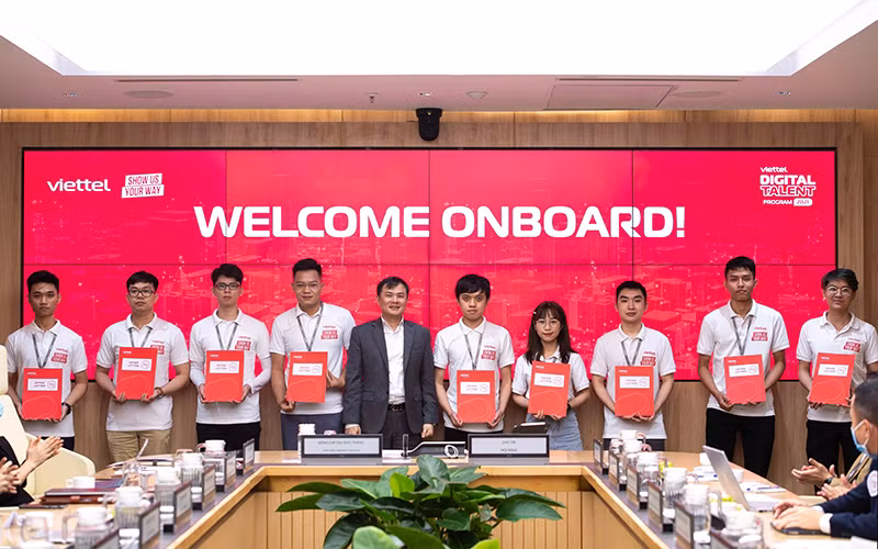  Các thực tập sinh trong Chương trình Thực tập sinh tài năng năm 2021 đã được mời làm việc tại Tập đoàn. 