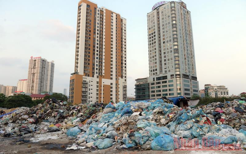 Rác thải bị ùn ứ trong nội đô khi người dân chặn đường vào bãi rác Nam Sơn hồi giữa tháng 7 vừa qua. (Ảnh: LÊ VIỆT) Hà Nội hiện có những khu xử lý rác nào đang hoạt động? -0