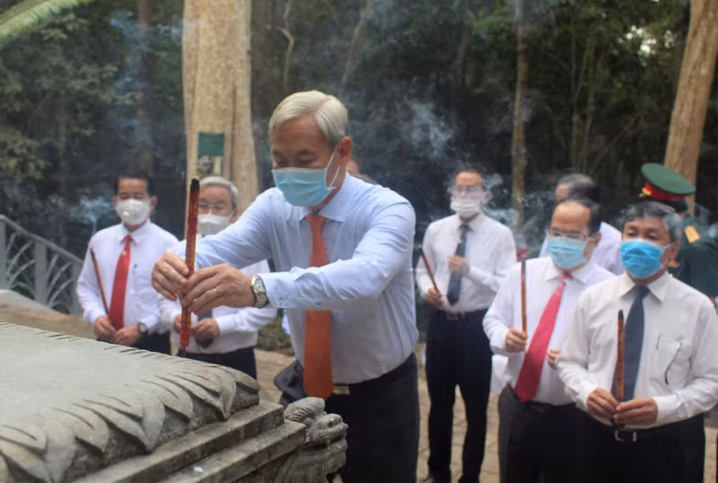 Các đại biểu dâng hương tại Bia tưởng niệm Trung ương Cục miền Nam.